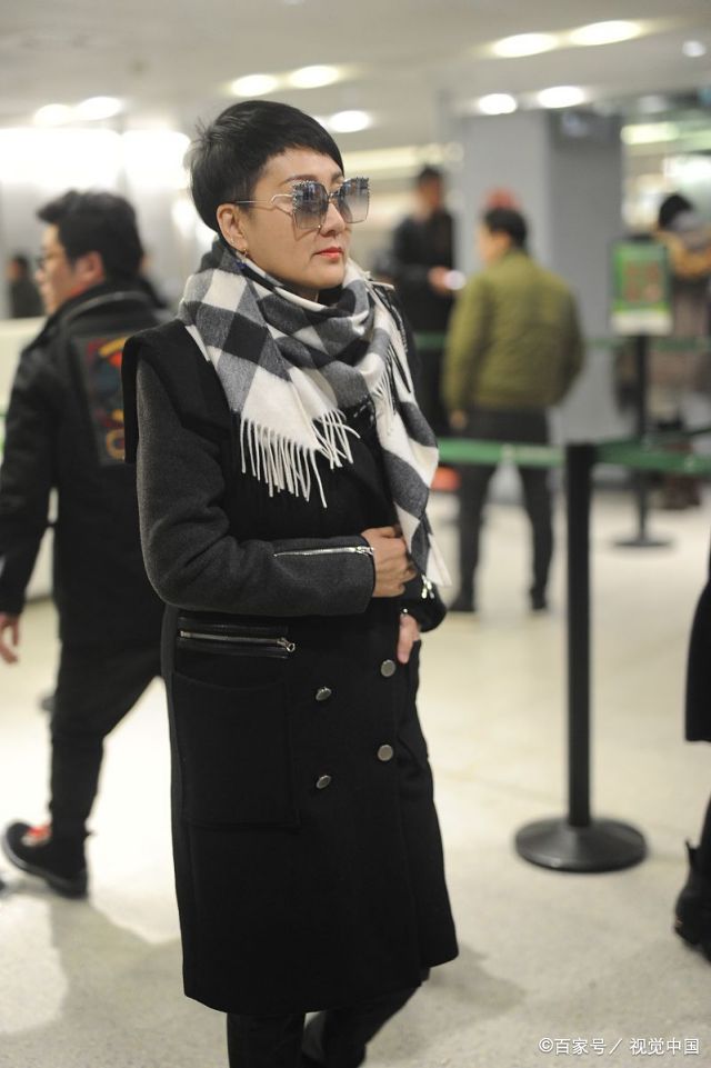 "国民丈母娘"张凯丽墨镜遮面潮范十足 大衣配围巾简约不失气场